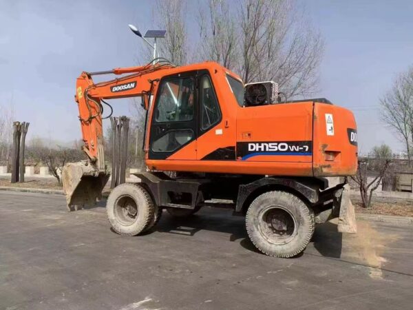 Second-hand excavator DOOSAN 150 W-7 wheeled excavator - Image 5