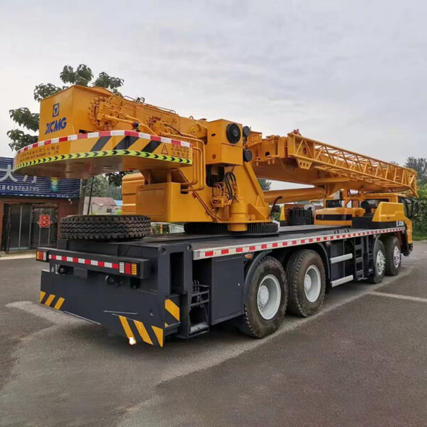 XCMG Crane 50 tons lifting force 42m Boom 6*4 Ground - Image 3