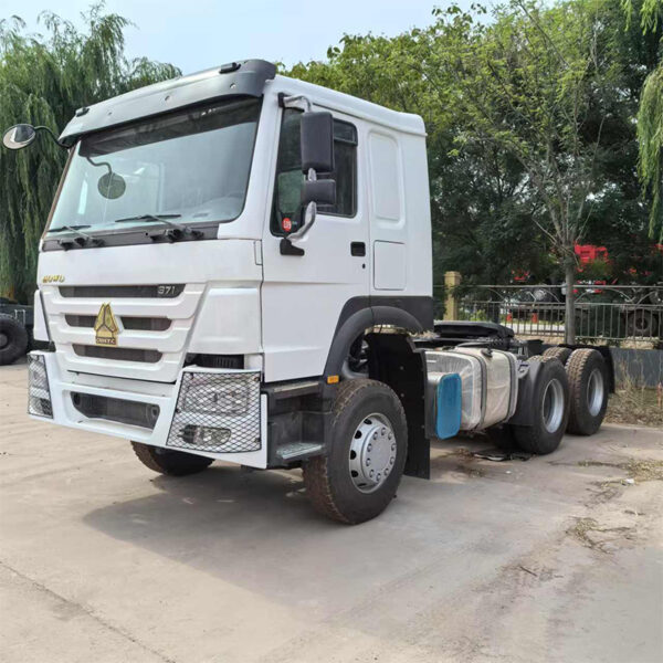SINOTRUK HOWO Tractor 6×4  371hp - Image 3