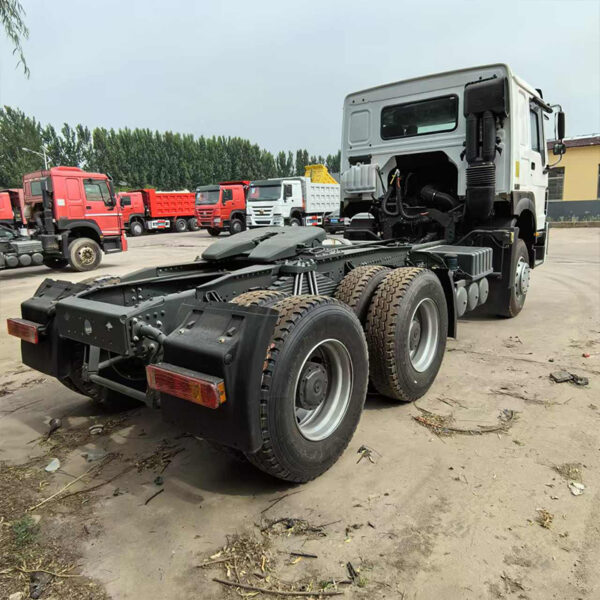 SINOTRUK HOWO Tractor 6×4  371hp - Image 4