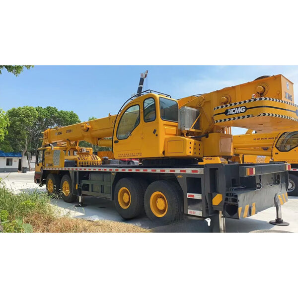 XCMG Crane 50 tons lifting force 42m Boom 6*4 Ground - Image 5